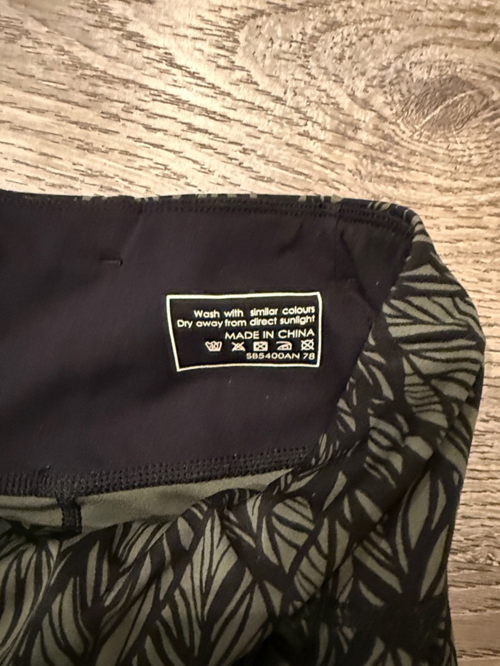 Sweaty Betty Power Leggings size L Black & Olive Green Leaf pattern - Picture 3 of 4